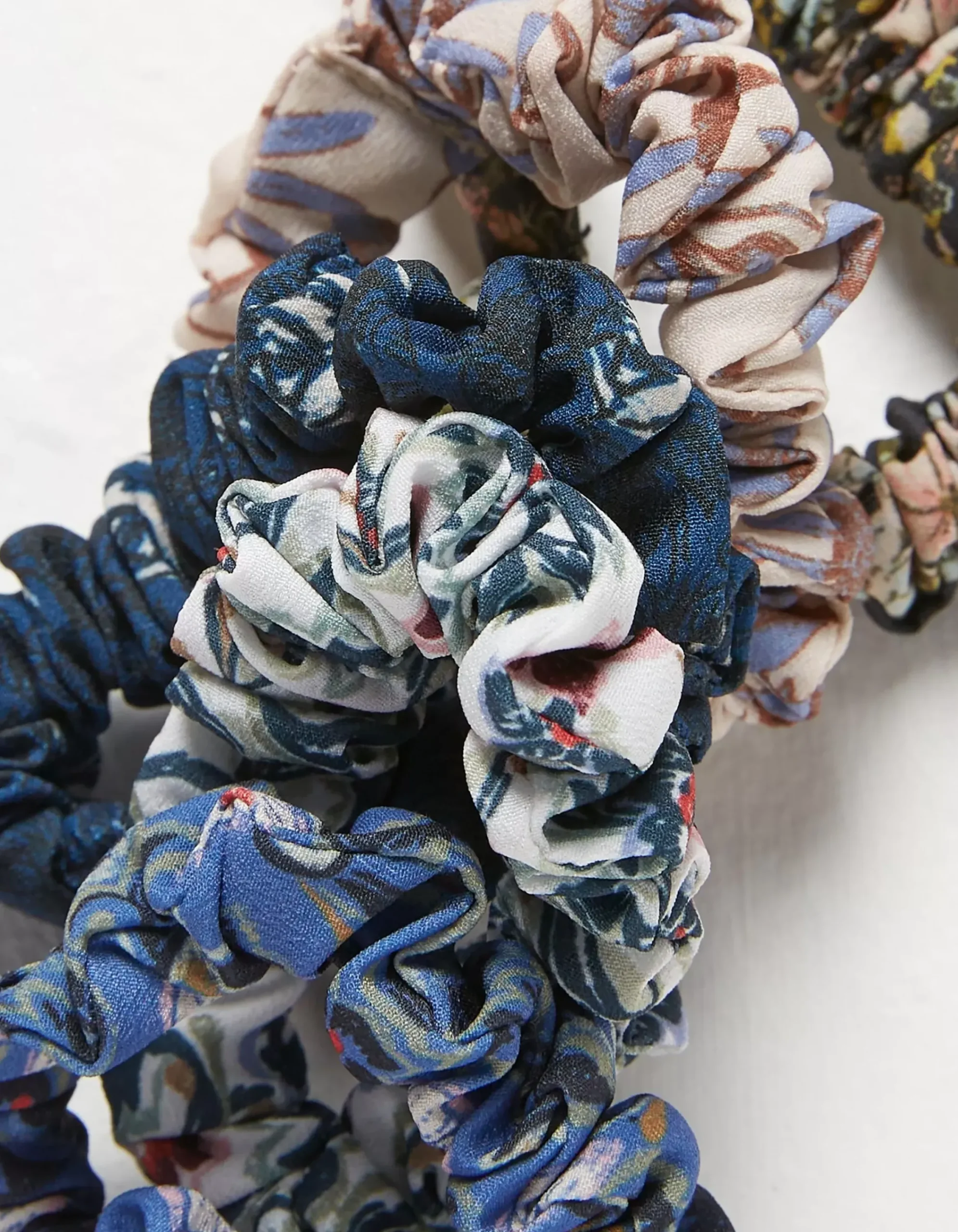 FatFace 5 Pack Elsewhere Print Scrunchies Navy Best